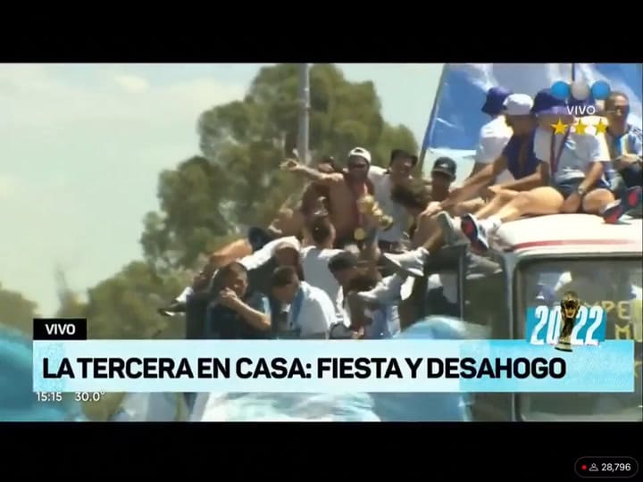 Otamendi le puso un corpiño en la cabeza a Scaloni durante los festejos