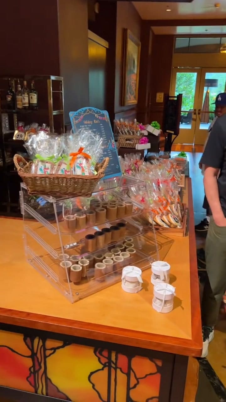 La bebida de US$250 que Disney ofrece en un vaso de galleta