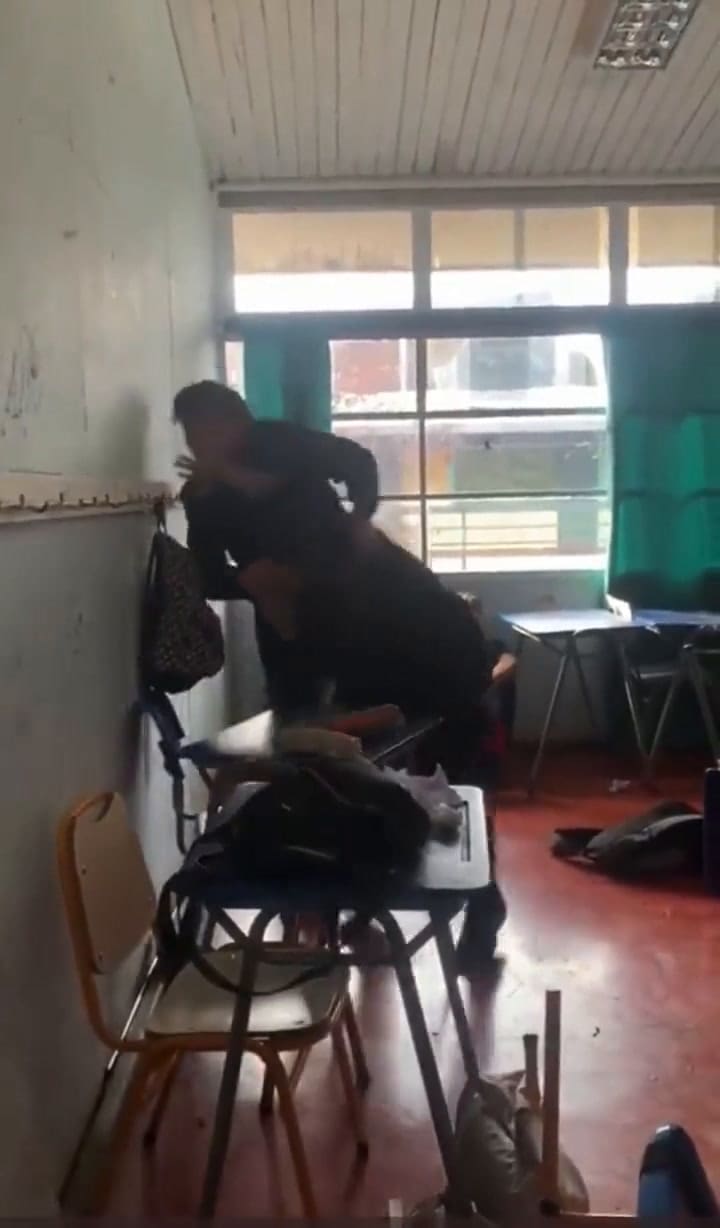 Chile: un alumno golpeó a su profesor en plena clase y fue grabado por un compañero