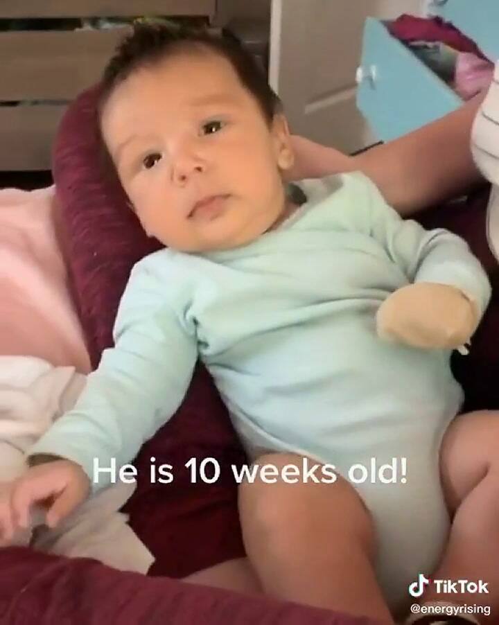 Bebé de tres semanas dice 'te amo' y deja azorados a sus padres - Fuente: TikTok