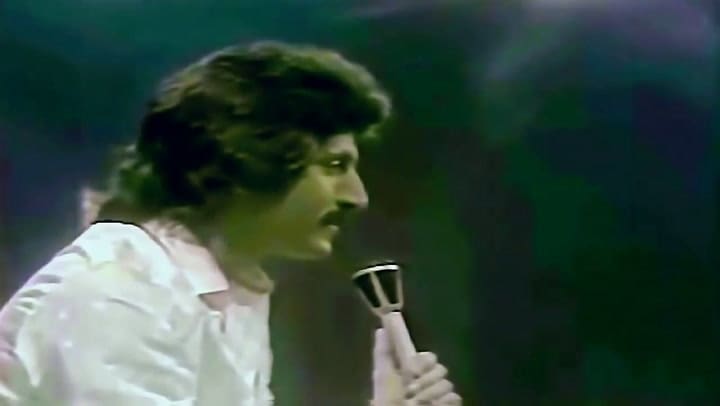 Luisito Rey cantando 'Frente a una copa de vino' - Fuente: YouTube