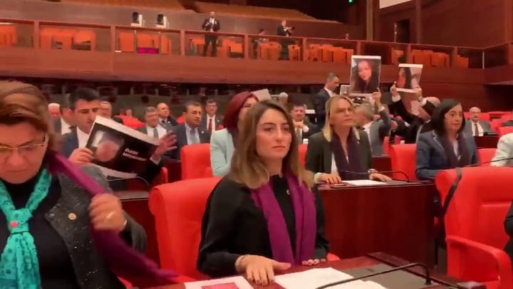 Turquía: representantes opositoras entonan 'El violador eres tú' en el parlamento