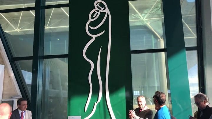 Escultura 'El abrazo', del argentino Alejandro Marmo