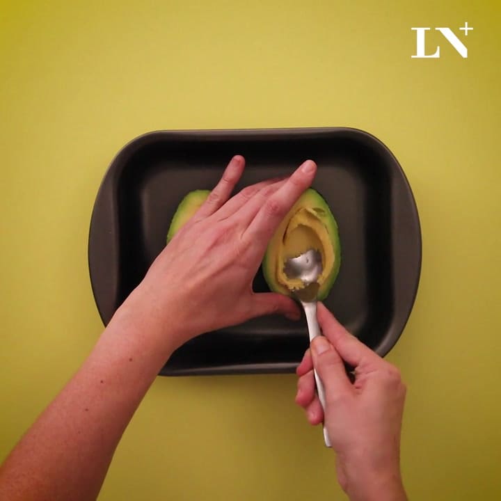 Cómo preparar una palta rellena con huevo y panceta