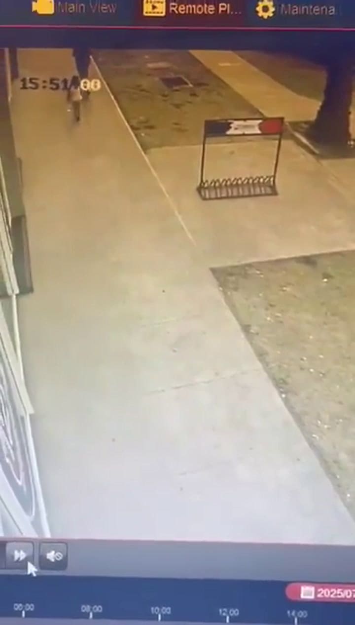 Un joven robó en tres locales de una misma cadena y ahora buscan identificarlo