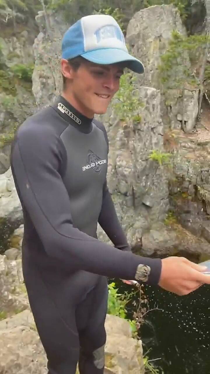 Un grupo de jóvenes se lanzaron a nadar y encontraron una caja antigua