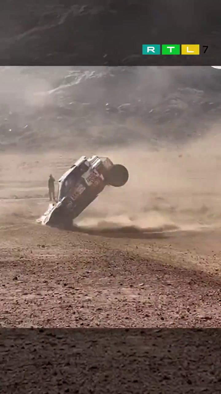 El coche marca Santana voló sobre el terreno desértico durante la quinta jornada de competencia