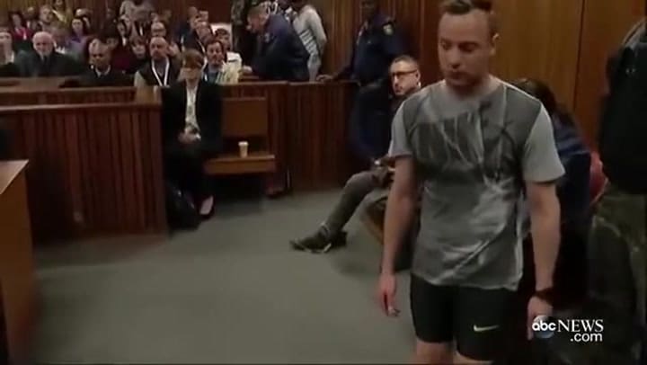 Oscar Pistorius se quita las prótesis en el juicio en el que está acusado de asesinar a su novia