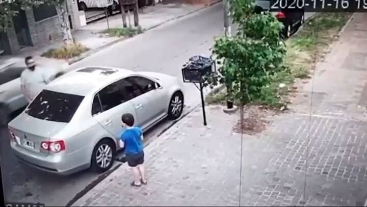 Lo asaltaron en Villa Ballester cuando llegaba a la peluquería con su hijo de seis años