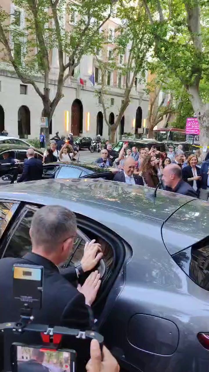 Milei sale del hotel en Roma rumbo al aeropuerto