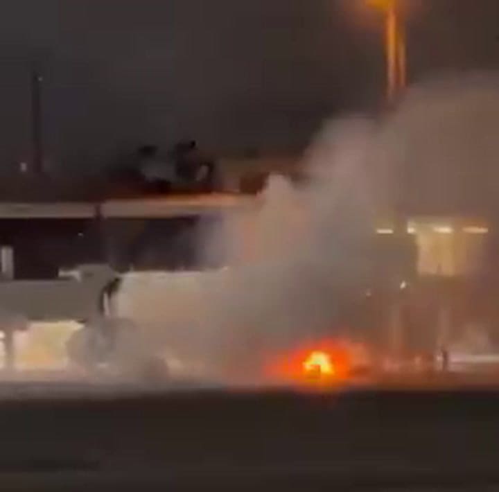 evacúan un avión en San Pablo por un incendio