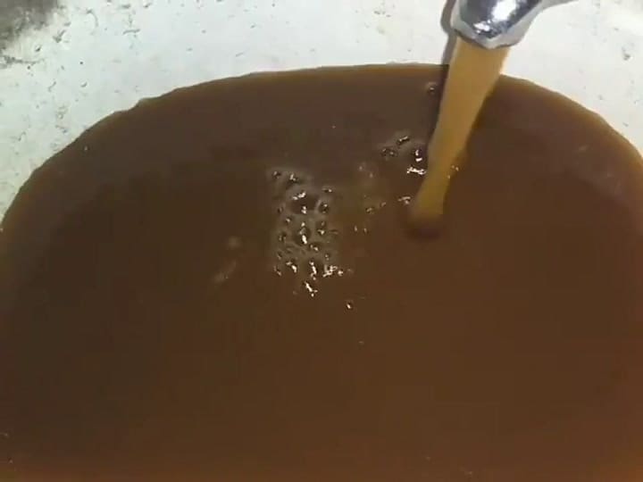 Vecinos indignados por el color del agua en Buenos Aires - Fuente: Twitter