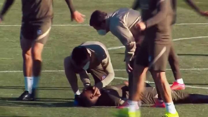 El impactante momento en el que se desmayó el delantero francés Moussa Dembélé
