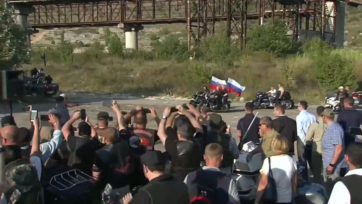Putin de viaje en moto con los Lobos de la Noche
