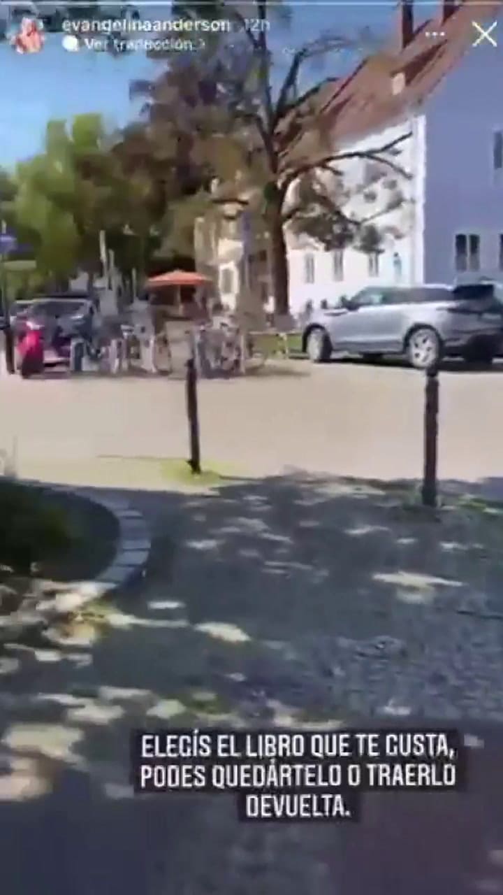 La modelo también grabó para sus historias de Instagram las particulares librerías de Munich