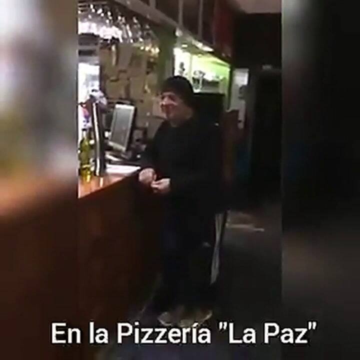 Está en situación de calle y canta el tango como ninguno