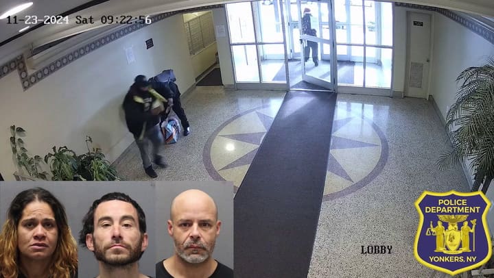 El Grinch De Nueva York Robó Paquetes En Un Edificio Vestida Como Santa Claus (Instagram Yonkers Police)