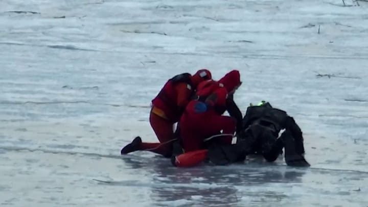 Policías Y Bomberos De Nueva York Rescataron A Tres Personas De Jamaica Bay Por Congelamiento Del Agua
