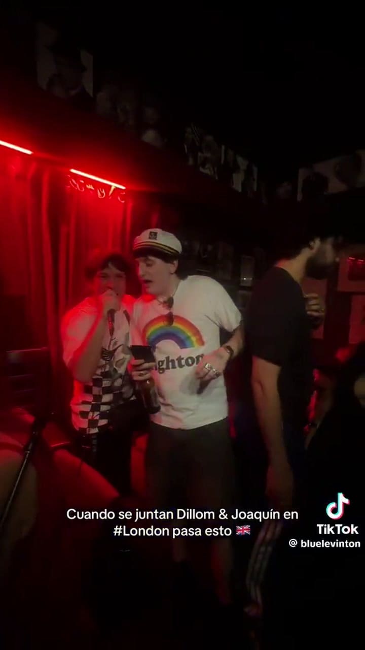 Dillom y Joaquín Levinton juntos en un bar de Londres
