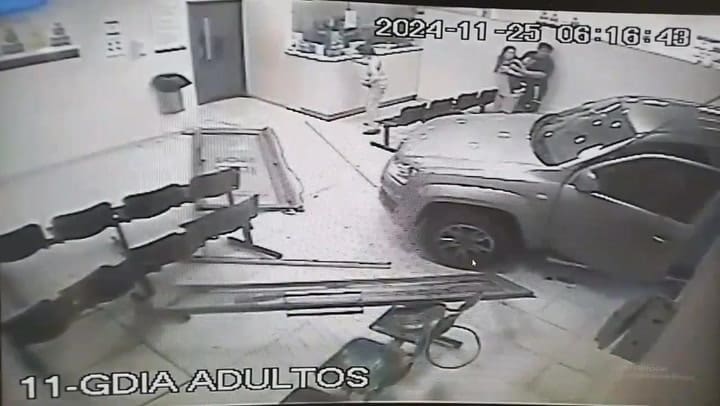El momento en que el conductor de una camioneta entra en la gurdia del hospital de Boulogne