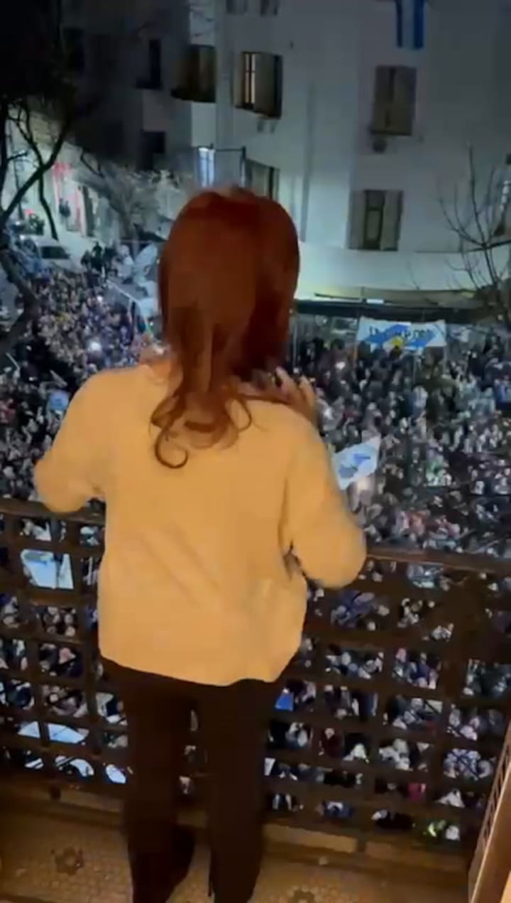 Cristina festeja en el balcón tras los resultados