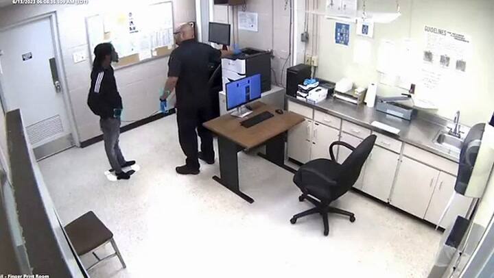 Brutalidad policial en EE.UU.: un oficial le propinó una feroz golpiza a un joven de 19 años