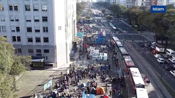 Los movimientos sociales continúan con el acampe sobre la 9 de Julio - Fuente: Télam