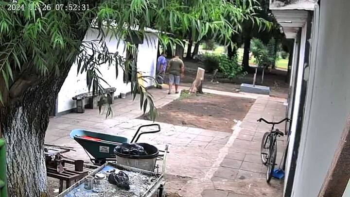 Un empleado de un cementerio le cortó la oreja a otro con un machete