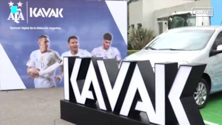 Pura emoción: recibieron sus autos de la mano de Mascherano en el predio de la AFA