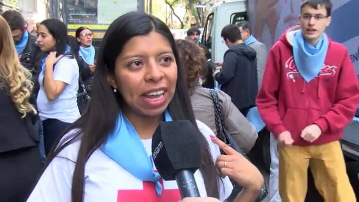 Organizaciones contra el aborto presentaron el pañuelo celeste 'provida' en el Congreso - Fuente: Té