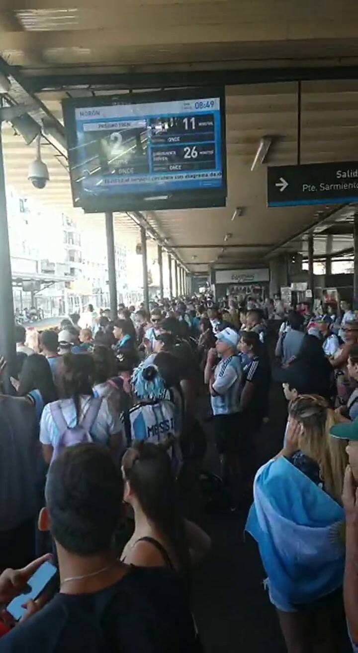 La estación Morón del Sarmiento, colapsada de fanáticos de la Selección