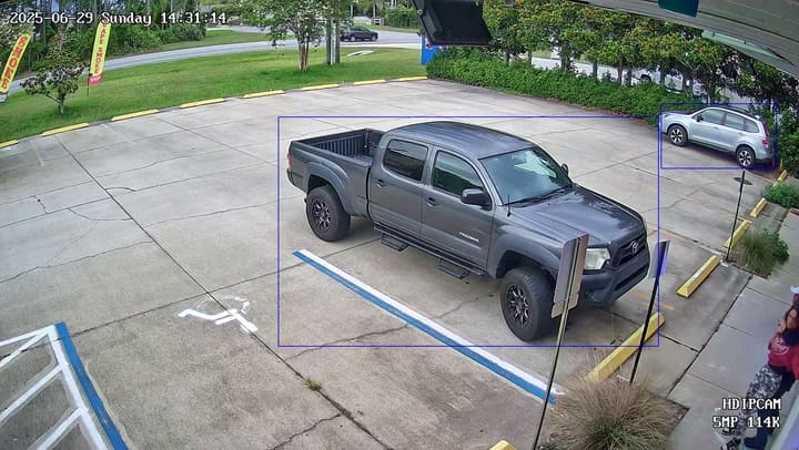 Impactantes imágenes en Florida: el momento en que un hombre desde una camioneta intenta secuestrar a una mujer