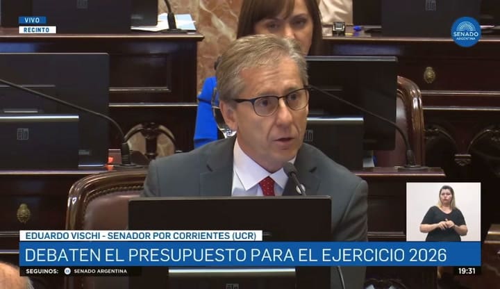 Una senadora le volcó un vaso de agua en la cabeza a Vischi