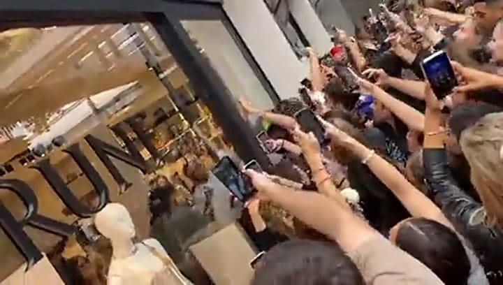 A horas de la Navidad, De Paul y Tini Stoessel revolucionaron un shopping