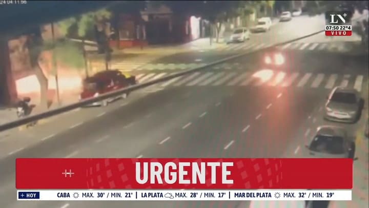 Un taxi chocó contra un auto y se subió a la vereda