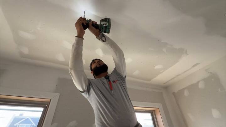 El handyman realiza tareas generales de mantenimiento y no necesita licencia para trabaja