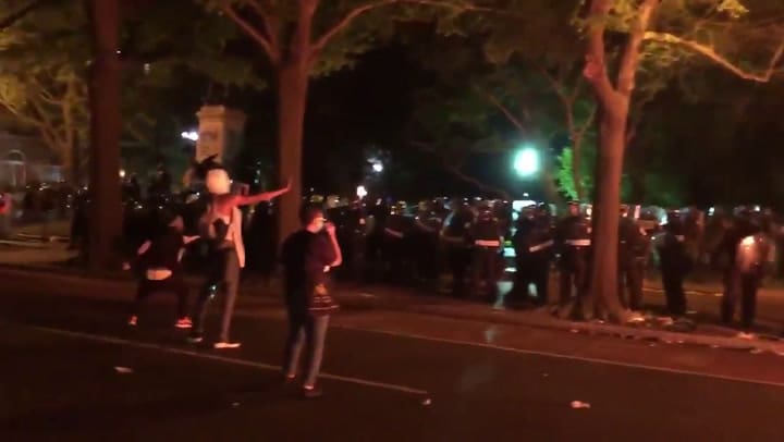 La policía abrió el vallado y empezó a avanzar contra los manifestantes - Fuente: Twitter