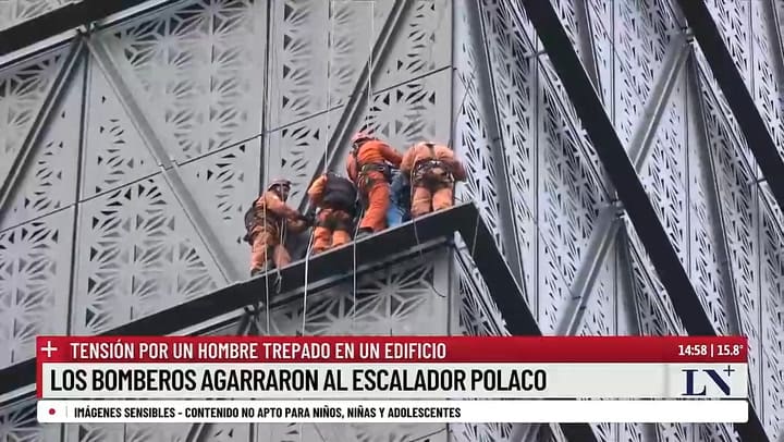 Tension en Puerto Madero: el momento en el que atrapan al escalador polaco que trepo un edificio empresarial