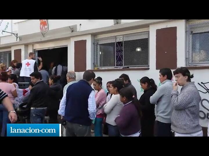 Cientos de voluntarios reparten ayuda