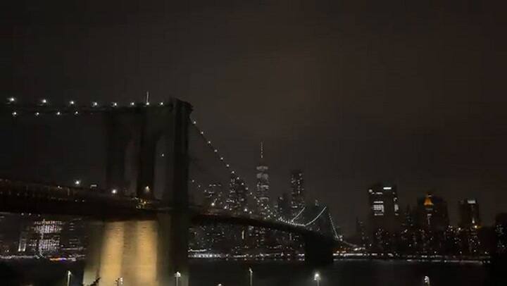 El momento exacto en el que un rayo impactó sobre el One World Trade Center