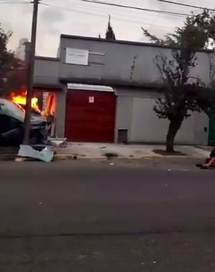 Persecución a toda velocidad en Mar del Plata: atropelló a una ciclista y terminó incendiando su auto
