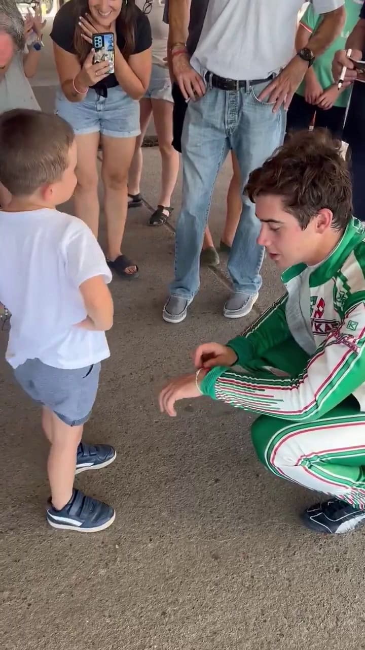 Franco Colapinto firmó autógrafos y manejó una Ferrari