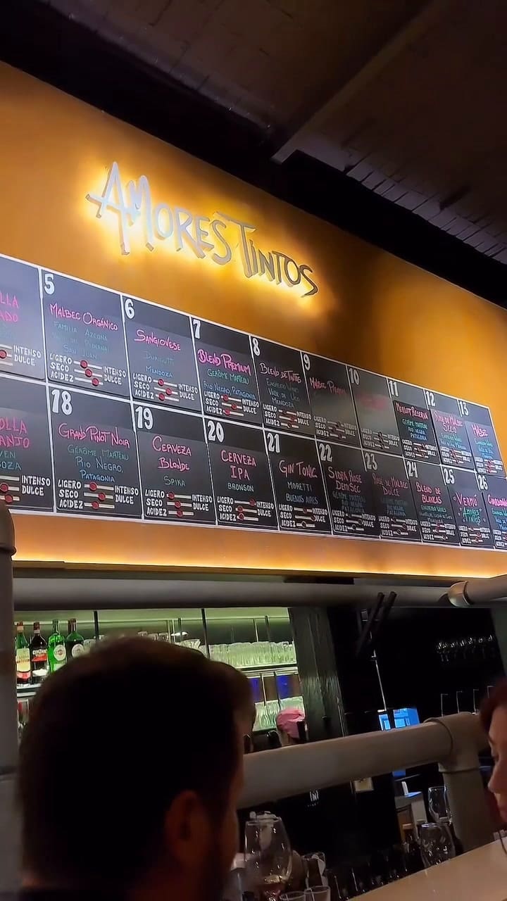 Amores Tintos es un bar de tapas donde la gastronomía se adapta a la variedad de vinos existentes