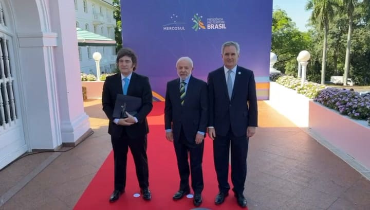 El presidente Javier Milei saludó a su par de Brasil, Luiz Inácio Lula da Silva, en la Cumbre de Jefes de Estado del Mercosur y Estados Asociados, en Foz de Iguazú.