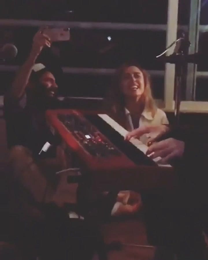 Todos los presentes cantando Yellow Submarine de los Beatles. Fuente: Instagram