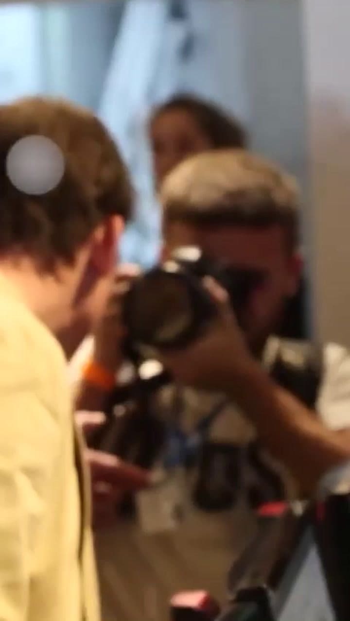 El gesto intimidante de Santiago Caputo con un fotógrafo