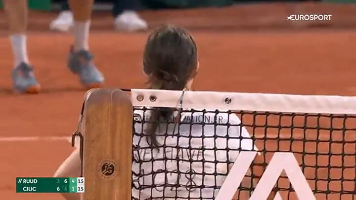Escándalo en Roland Garros: una mujer se encadenó en la cancha y obligó a suspender la semifinal ent
