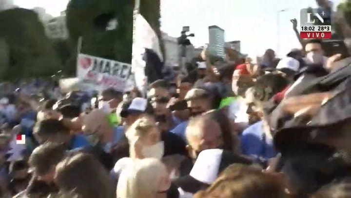 Caos en la marcha por la muerte de Maradona. Claudia, Dalma y Gianina en la marcha