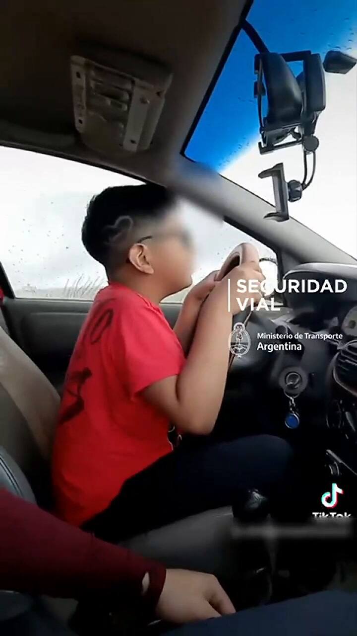 Un taxista llevó a su hijo sobre su falda y lo dejó manejar el volante