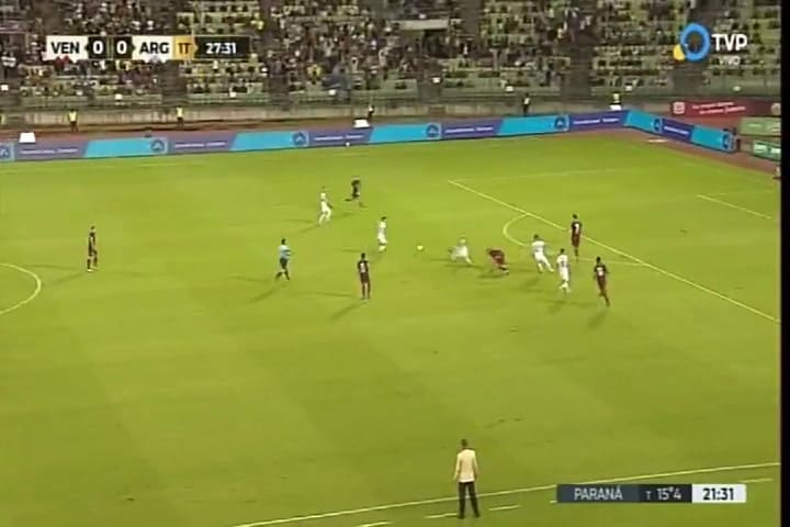 El venezolano Adrián Martínez fue expulsado a instancias del VAR por una durísima falta sobre Messi